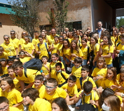 Su Majestad el rey en una fotografía de grupo con alumnos asistentes al Festival Imperdible_05 COTEC Innovación
